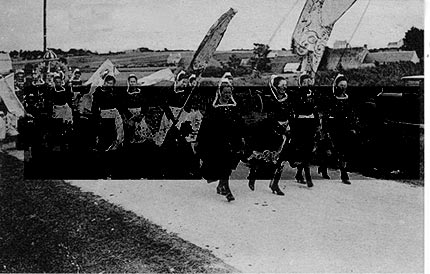 images/manifestation/La-BORLEDENN---Cette-carte-montre-des-jeunes-femmes-portant-reliques-et-bannieres-lors-de-la-procession-du-pardon-de-Saint-Anne-La-Palud.jpg
